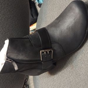 NEW Womens SOFFTSPOTS Saffron side zip bootie Black leather size 9W Retail $179